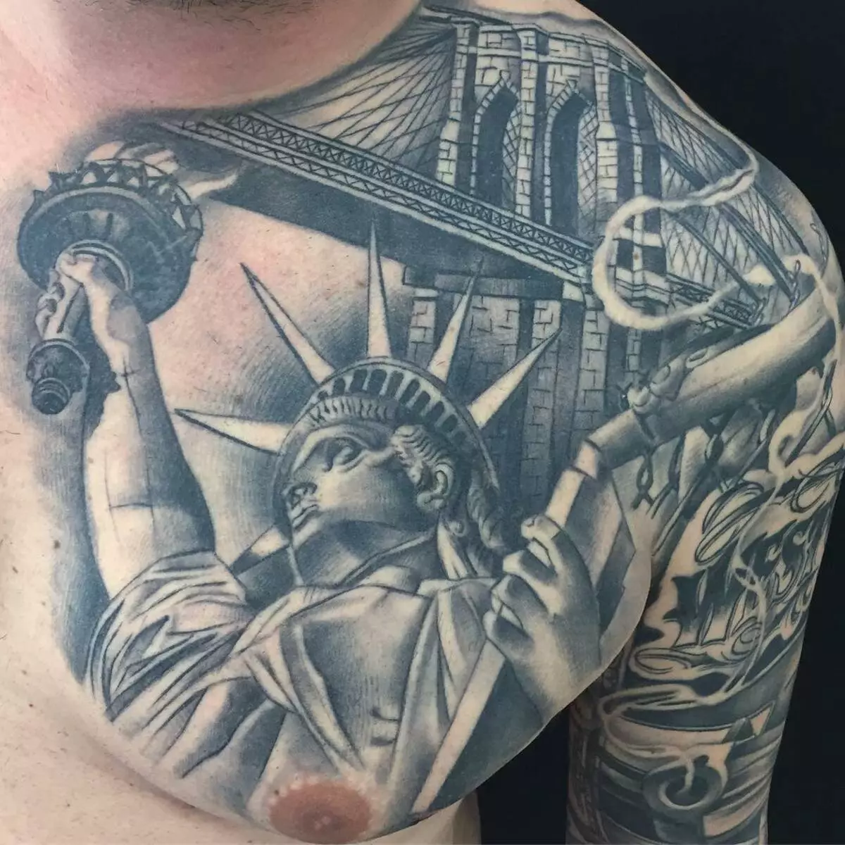 タトゥー「自由の像」：スケッチや入れ墨の値、手と足のタトゥー、前腕および背面に、美しい例 14147_11