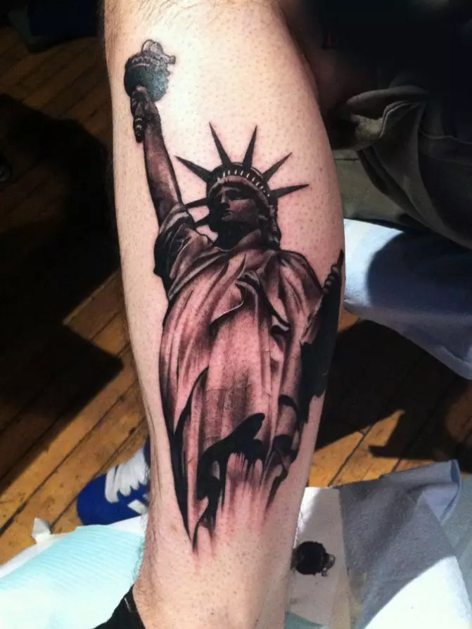 タトゥー「自由の像」：スケッチや入れ墨の値、手と足のタトゥー、前腕および背面に、美しい例 14147_14