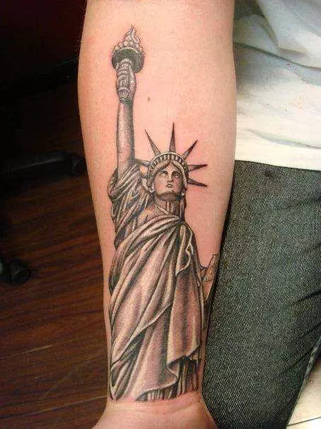 タトゥー「自由の像」：スケッチや入れ墨の値、手と足のタトゥー、前腕および背面に、美しい例 14147_15
