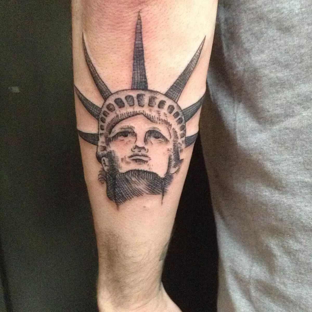 タトゥー「自由の像」：スケッチや入れ墨の値、手と足のタトゥー、前腕および背面に、美しい例 14147_18