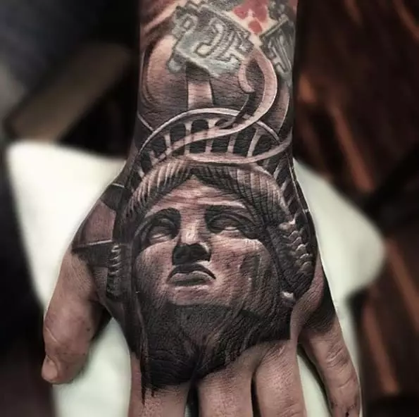 タトゥー「自由の像」：スケッチや入れ墨の値、手と足のタトゥー、前腕および背面に、美しい例 14147_22