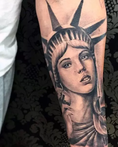 タトゥー「自由の像」：スケッチや入れ墨の値、手と足のタトゥー、前腕および背面に、美しい例 14147_30