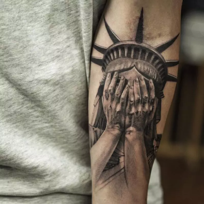 タトゥー「自由の像」：スケッチや入れ墨の値、手と足のタトゥー、前腕および背面に、美しい例 14147_32