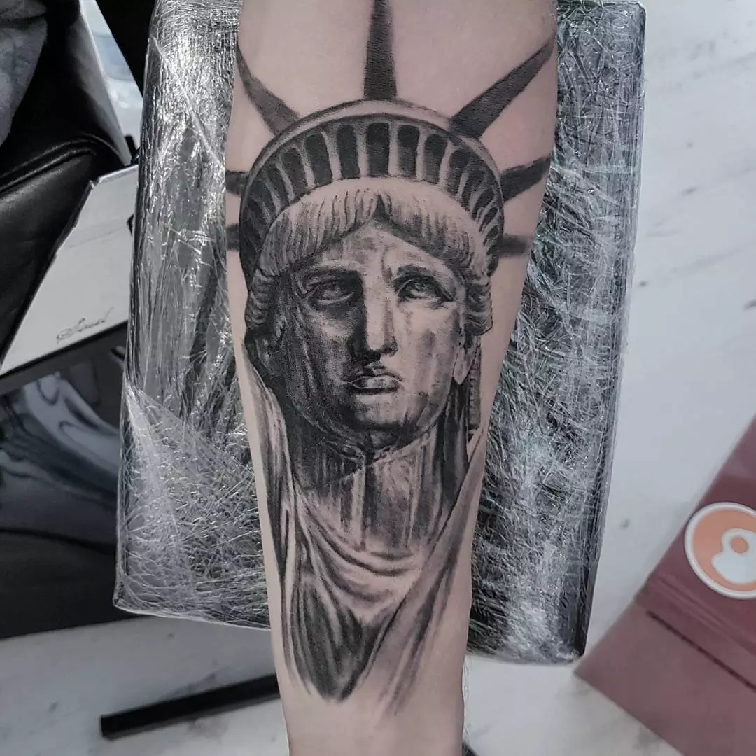 タトゥー「自由の像」：スケッチや入れ墨の値、手と足のタトゥー、前腕および背面に、美しい例 14147_4
