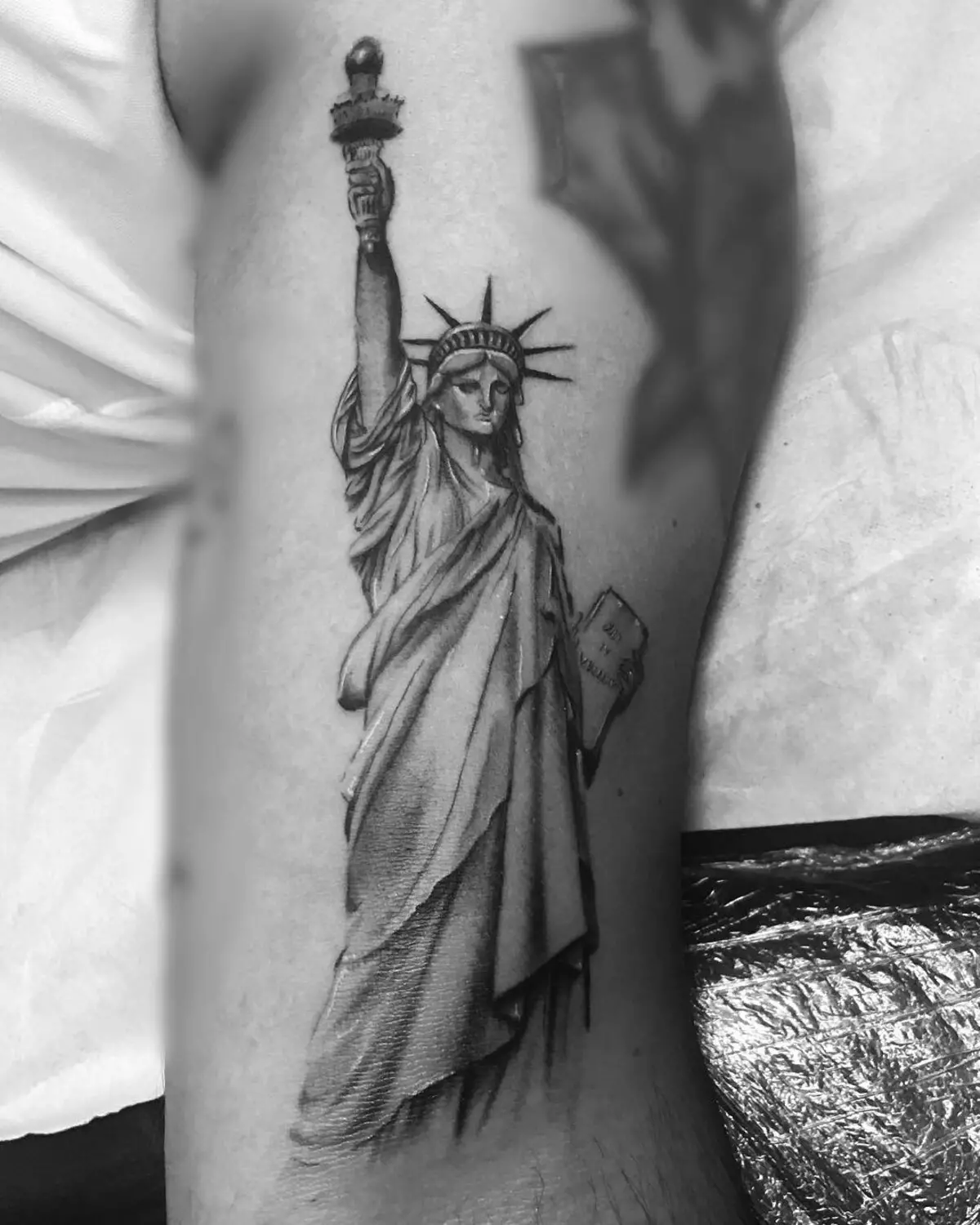 タトゥー「自由の像」：スケッチや入れ墨の値、手と足のタトゥー、前腕および背面に、美しい例 14147_5