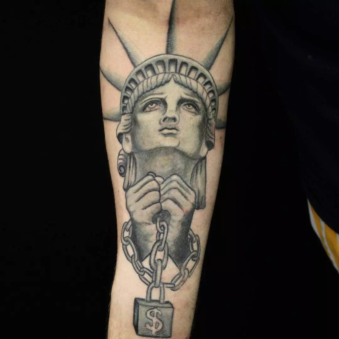 タトゥー「自由の像」：スケッチや入れ墨の値、手と足のタトゥー、前腕および背面に、美しい例 14147_8