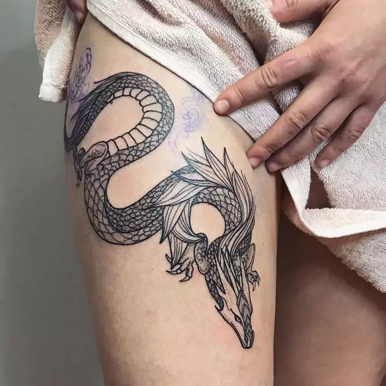 Een met die Chinese draak (52 foto's): die waarde en sketse van tattoos, tatoo op hand en op die rug, op die skouer en op die been, rooi en swart draak in Chinese styl 14148_11