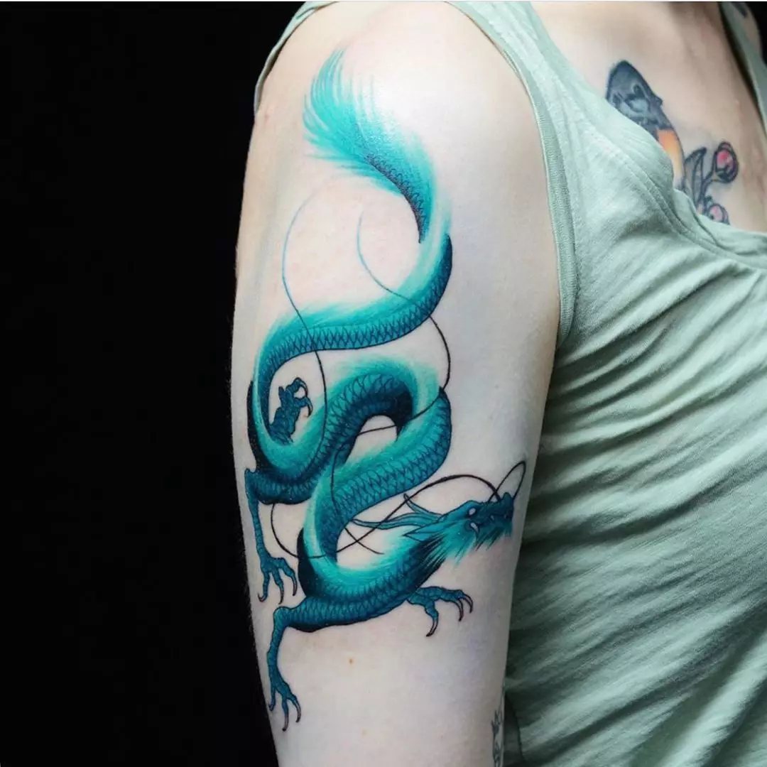 Tatuiruotė su kinų drakonu (52 nuotraukos): tatuiruotės vertė ir eskizai, tatuiruotė ant rankų ir ant nugaros, ant peties ir ant kojų, raudonos ir juodos drakono kinų stiliaus 14148_12