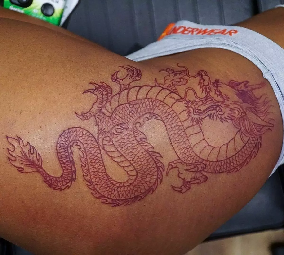 Tatuiruotė su kinų drakonu (52 nuotraukos): tatuiruotės vertė ir eskizai, tatuiruotė ant rankų ir ant nugaros, ant peties ir ant kojų, raudonos ir juodos drakono kinų stiliaus 14148_13