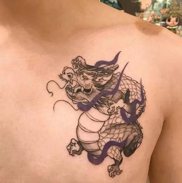 中国のドラゴン（52枚の写真）とタトゥー：タトゥー、手に入れ墨の価値とスケッチ、後ろ、肩の上、そして脚、赤と黒のドラゴンの中華風 14148_15