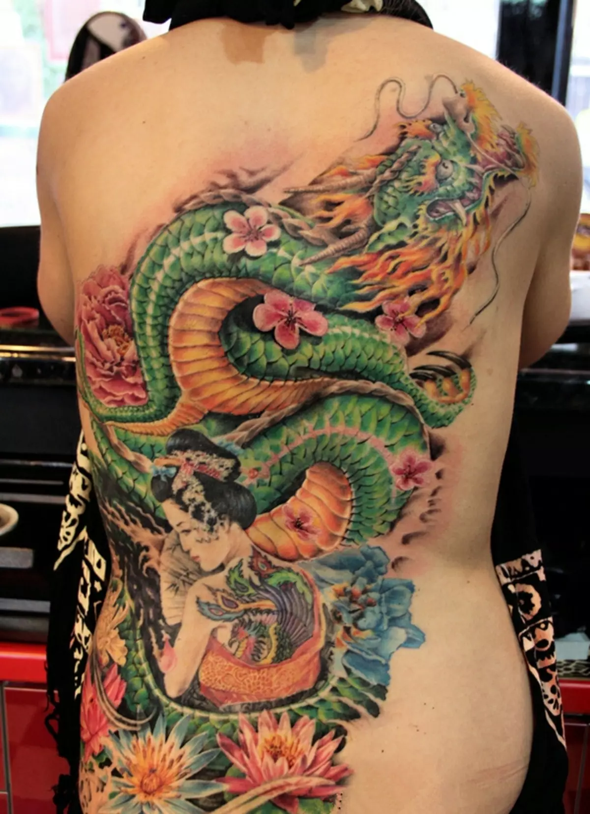 Tatuiruotė su kinų drakonu (52 nuotraukos): tatuiruotės vertė ir eskizai, tatuiruotė ant rankų ir ant nugaros, ant peties ir ant kojų, raudonos ir juodos drakono kinų stiliaus 14148_19