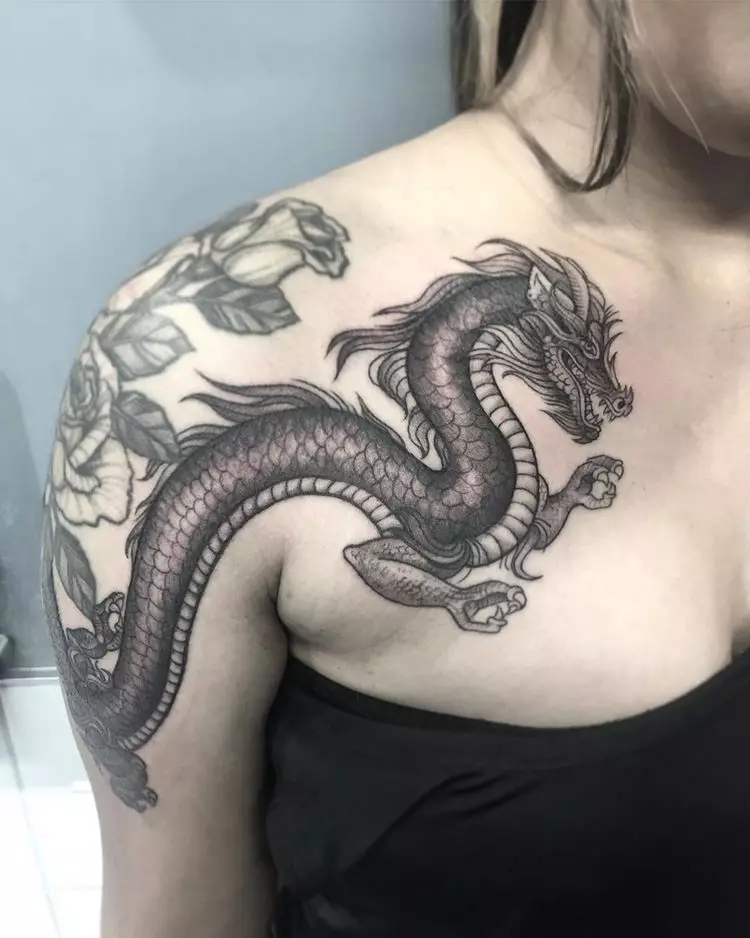 Tattoo hamwe na Dragon Igishinwa (Amafoto 52): Agaciro hamwe nigishushanyo cya tatouage, tatouage iri inyuma, ku rutugu, ku rutugu, umutuku na umutuku mu bushinwa 14148_2