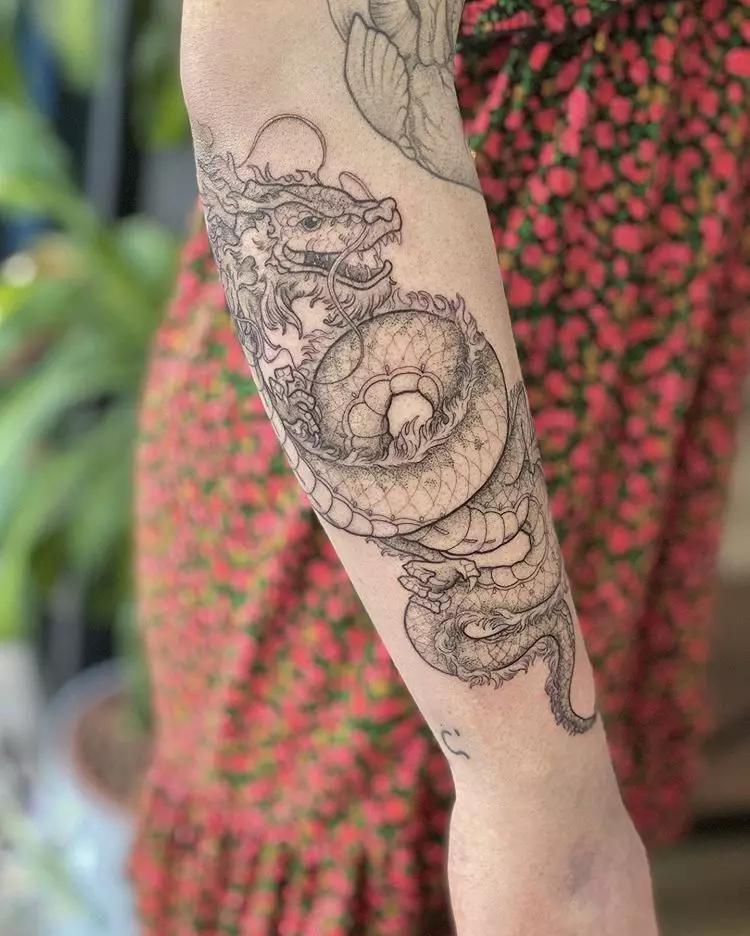 Tattoo med den kinesiske dragen (52 bilder): Verdien og skissene av tatoveringer, tatovering på hånden og på baksiden, på skulderen og på beinet, rød og svart drage i kinesisk stil 14148_25