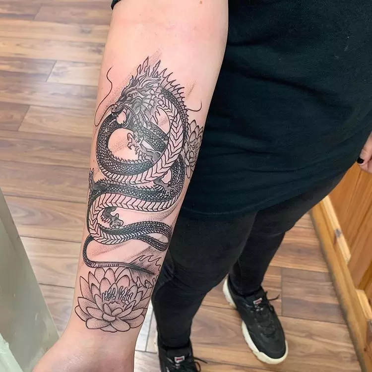 Tetovaža s kineskom Dragon (52 slike): vrijednost i skice tetovaže, tetovaža na ruci i na leđima, na ramenu i na nozi, crvena i crna zmaj u kineskom stilu 14148_26