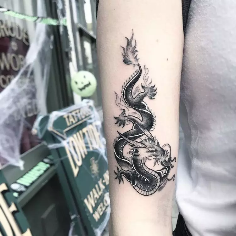 Tattoo ma le Saina Dragon (52 ata): O le taua ma ata o tattoos, tattoo i luga o le lima ma luga o le vae o le Saina 14148_27