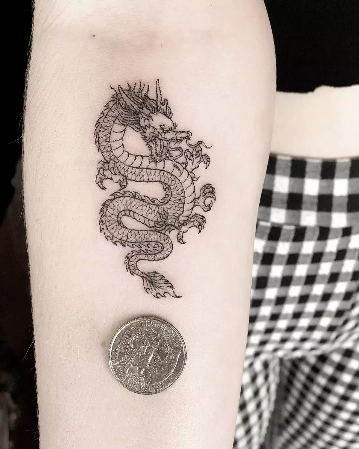 Tatuaje con el dragón chino (52 fotos): el valor y los bocetos de tatuajes, tatuaje a mano y en la parte posterior, en el hombro y en la pierna, dragón rojo y negro en estilo chino. 14148_29