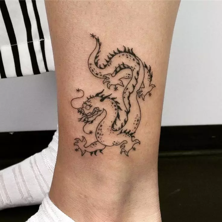 Татуировка с китайски дракон (52 снимки): стойността и скици на татуировки, татуировка на ръката и на гърба, по рамото и в крака, червено и черно дракон в китайски стил 14148_30
