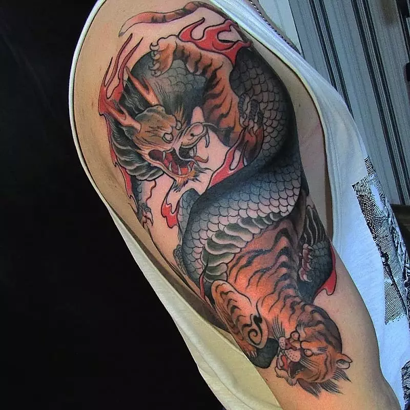 Tattoo hamwe na Dragon Igishinwa (Amafoto 52): Agaciro hamwe nigishushanyo cya tatouage, tatouage iri inyuma, ku rutugu, ku rutugu, umutuku na umutuku mu bushinwa 14148_32