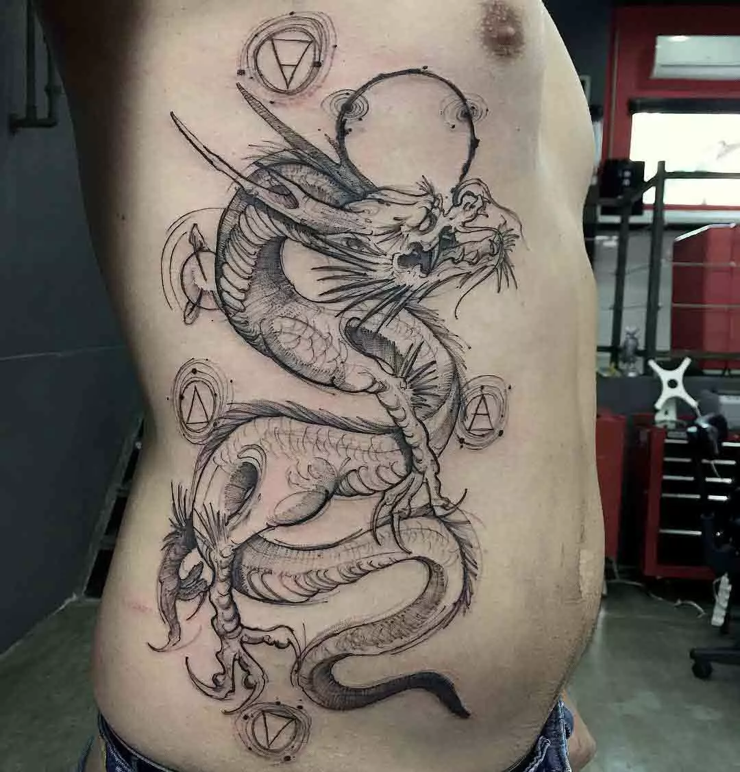 Tatuiruotė su kinų drakonu (52 nuotraukos): tatuiruotės vertė ir eskizai, tatuiruotė ant rankų ir ant nugaros, ant peties ir ant kojų, raudonos ir juodos drakono kinų stiliaus 14148_33