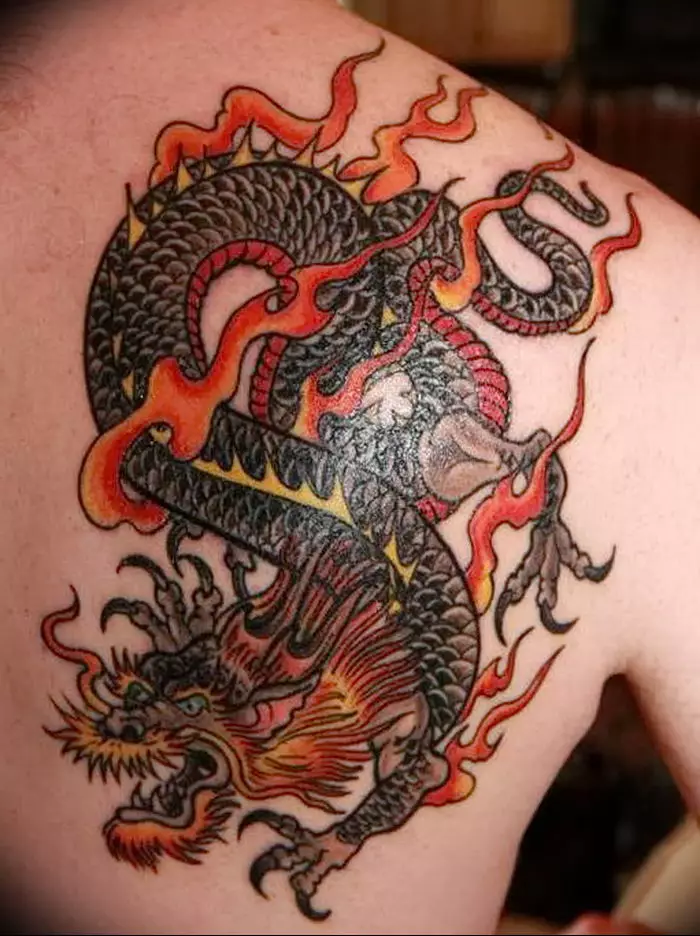 Tatuiruotė su kinų drakonu (52 nuotraukos): tatuiruotės vertė ir eskizai, tatuiruotė ant rankų ir ant nugaros, ant peties ir ant kojų, raudonos ir juodos drakono kinų stiliaus 14148_36
