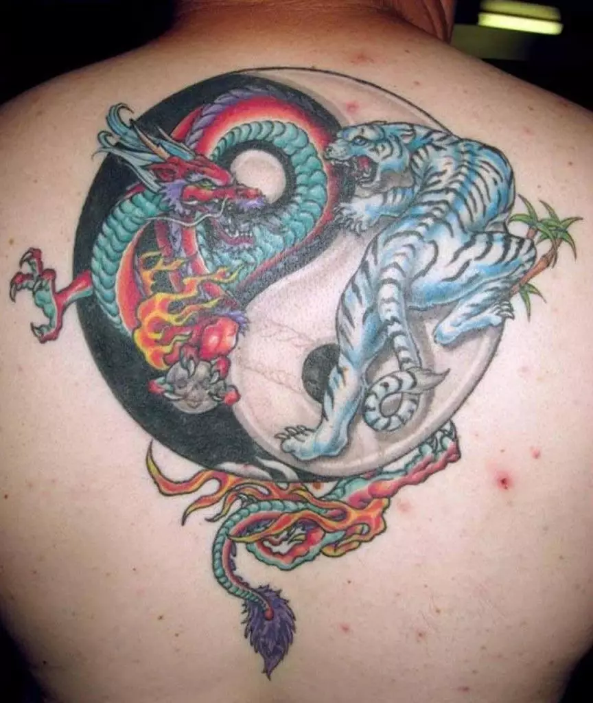 Tattoo mat Chinesesch Dragon (52 Fotoen): de Wäert an Sketcher vun Tattooen, Tattoo op Hand an op de Réck, op der Schëller an um Been, rout a schwaarz Draach an Chinese Stil 14148_37
