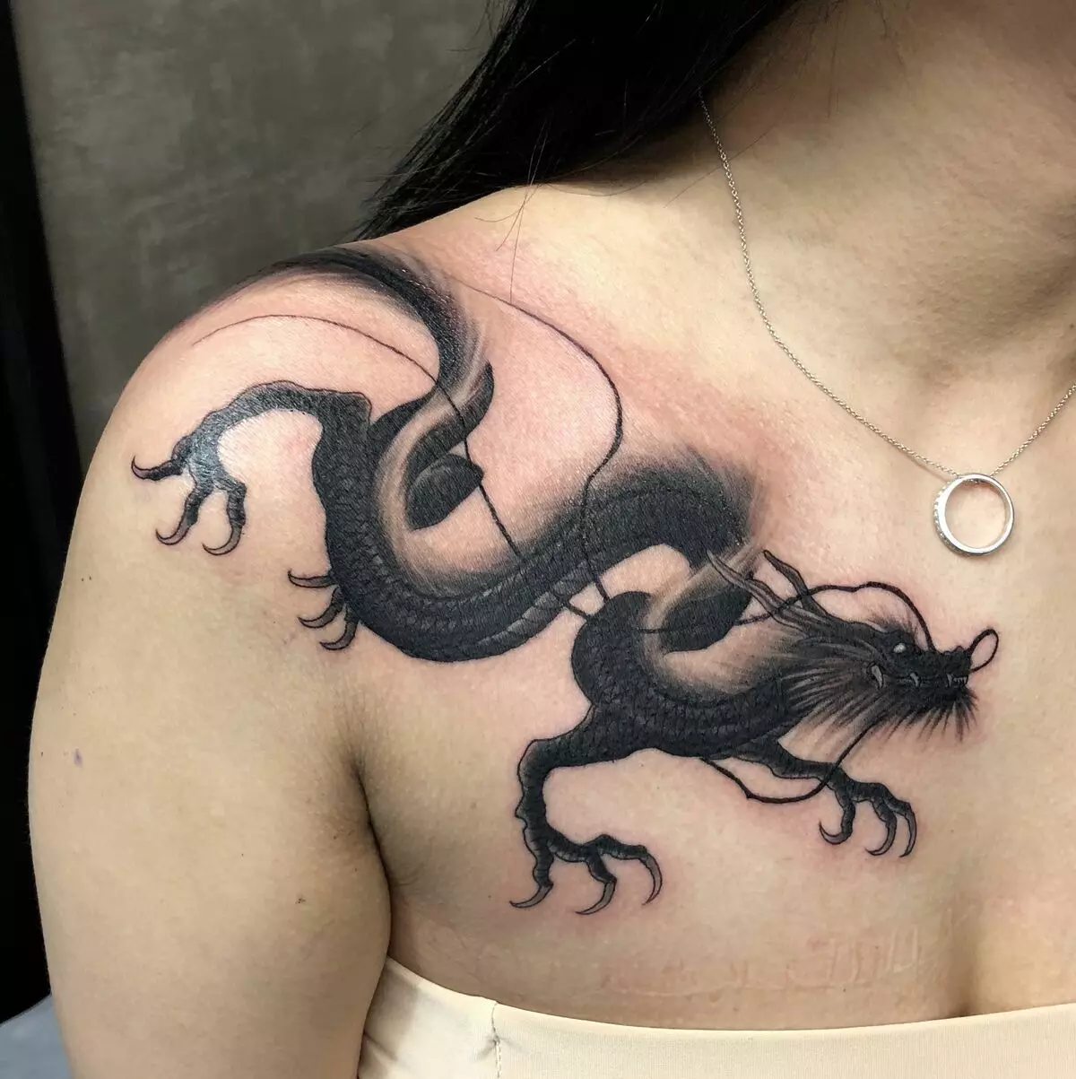Tattoo hamwe na Dragon Igishinwa (Amafoto 52): Agaciro hamwe nigishushanyo cya tatouage, tatouage iri inyuma, ku rutugu, ku rutugu, umutuku na umutuku mu bushinwa 14148_40