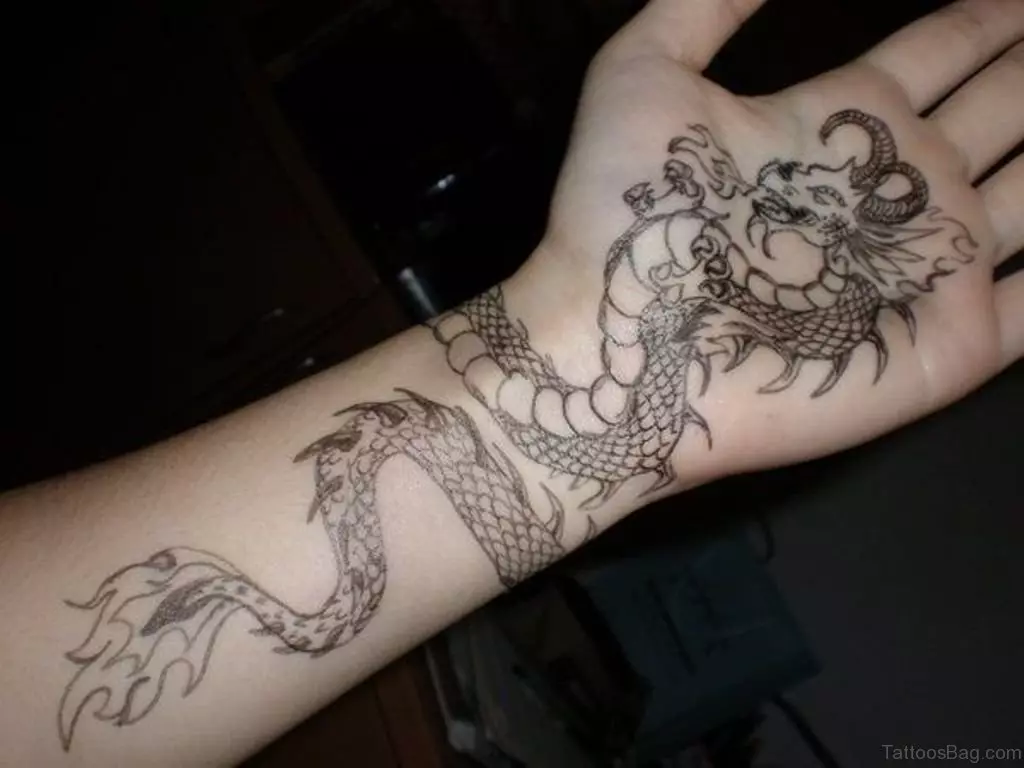 Tattoo neChinese Dragon (52 photos): Iko kukosha uye makate e tattoo, tattoo paruoko uye kumashure, pagumbo, dema uye dema uye dema uye dema dhiragoni muChinese maitiro 14148_41