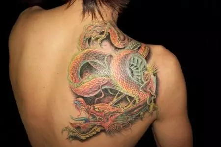 Tattoo hamwe na Dragon Igishinwa (Amafoto 52): Agaciro hamwe nigishushanyo cya tatouage, tatouage iri inyuma, ku rutugu, ku rutugu, umutuku na umutuku mu bushinwa 14148_45