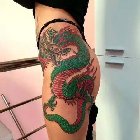 Tatuaxe co dragón chinés (52 fotos): o valor e os bocetos de tatuaxes, a tatuaxe na man e na parte traseira, no ombreiro e na perna, o dragón vermello e negro en estilo chinés 14148_47