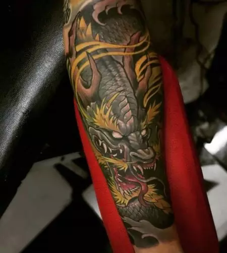 Татуировка с китайски дракон (52 снимки): стойността и скици на татуировки, татуировка на ръката и на гърба, по рамото и в крака, червено и черно дракон в китайски стил 14148_48