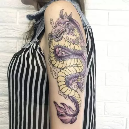 Татуировка с китайски дракон (52 снимки): стойността и скици на татуировки, татуировка на ръката и на гърба, по рамото и в крака, червено и черно дракон в китайски стил 14148_49