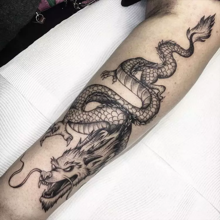 Татуировка с китайски дракон (52 снимки): стойността и скици на татуировки, татуировка на ръката и на гърба, по рамото и в крака, червено и черно дракон в китайски стил 14148_5