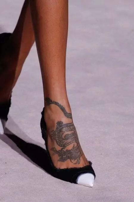 Tatuaxe co dragón chinés (52 fotos): o valor e os bocetos de tatuaxes, a tatuaxe na man e na parte traseira, no ombreiro e na perna, o dragón vermello e negro en estilo chinés 14148_50