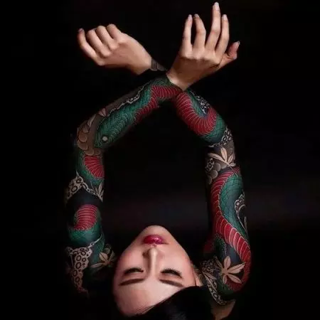 Tattoo mat Chinesesch Dragon (52 Fotoen): de Wäert an Sketcher vun Tattooen, Tattoo op Hand an op de Réck, op der Schëller an um Been, rout a schwaarz Draach an Chinese Stil 14148_51