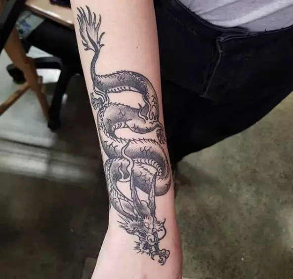 Tetovaža s kineskom Dragon (52 slike): vrijednost i skice tetovaže, tetovaža na ruci i na leđima, na ramenu i na nozi, crvena i crna zmaj u kineskom stilu 14148_6