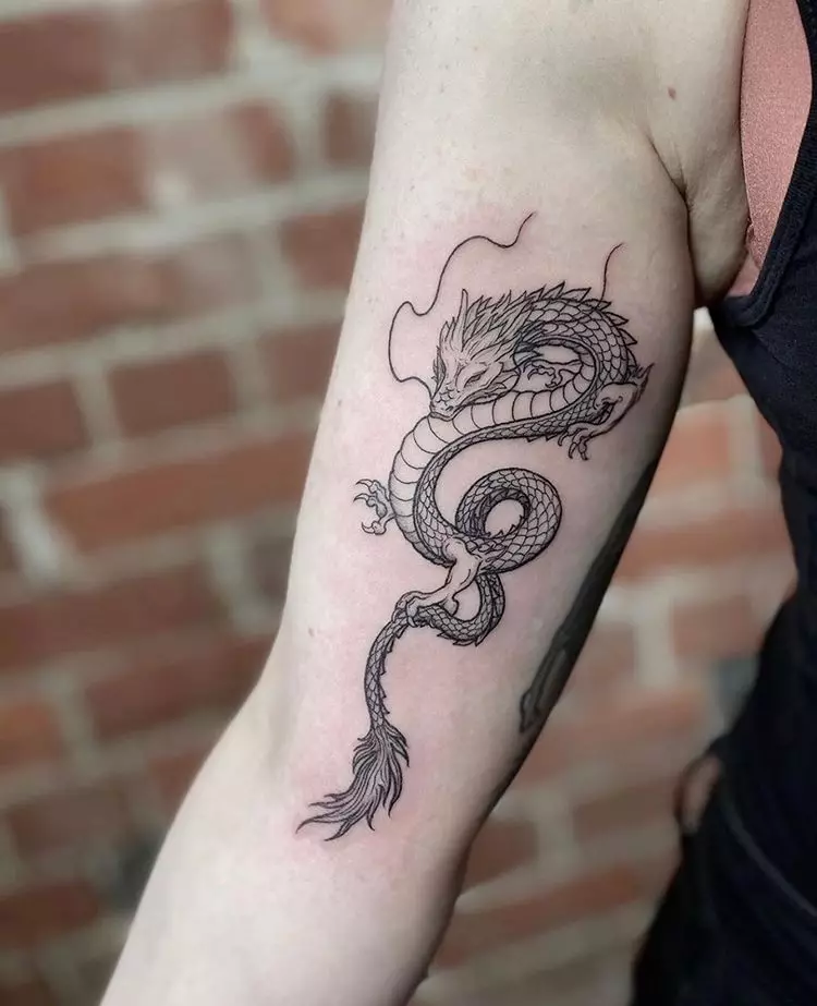 Tattoo hamwe na Dragon Igishinwa (Amafoto 52): Agaciro hamwe nigishushanyo cya tatouage, tatouage iri inyuma, ku rutugu, ku rutugu, umutuku na umutuku mu bushinwa 14148_7