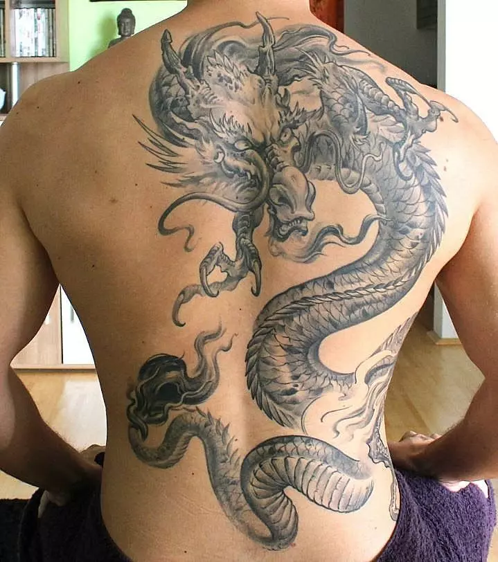 Tatuering med kinesiska Dragon (52 bilder): värdet och skisser av tatueringar, tatuering på handen och på ryggen, på axeln och på benet, röd och svart drake i kinesisk stil 14148_8