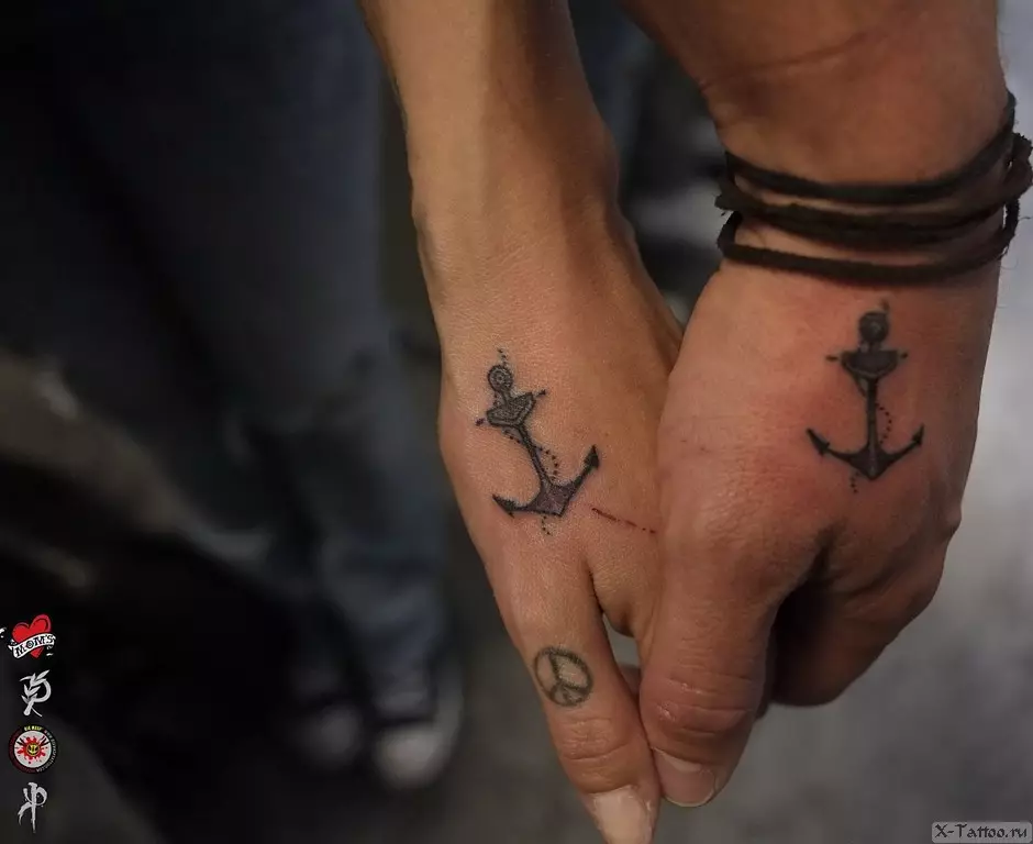 Anchor Tattoo: valè a nan tatoo ak desen, tatoo pou ti fi ak pou gason, tatoo sou men ak janm, sou dwèt la ak sou ponyèt la, sou pwatrin lan ak nan lòt zòn 14162_23