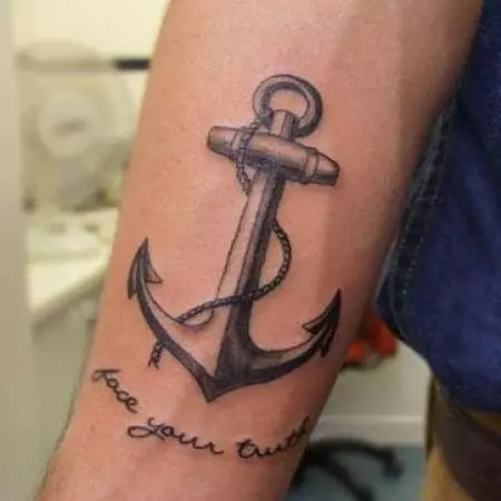 Anchor Tattoo: valè a nan tatoo ak desen, tatoo pou ti fi ak pou gason, tatoo sou men ak janm, sou dwèt la ak sou ponyèt la, sou pwatrin lan ak nan lòt zòn 14162_24