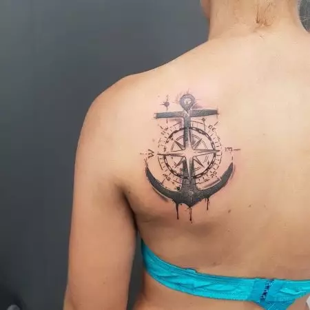 Anchor Tattoo: valè a nan tatoo ak desen, tatoo pou ti fi ak pou gason, tatoo sou men ak janm, sou dwèt la ak sou ponyèt la, sou pwatrin lan ak nan lòt zòn 14162_43