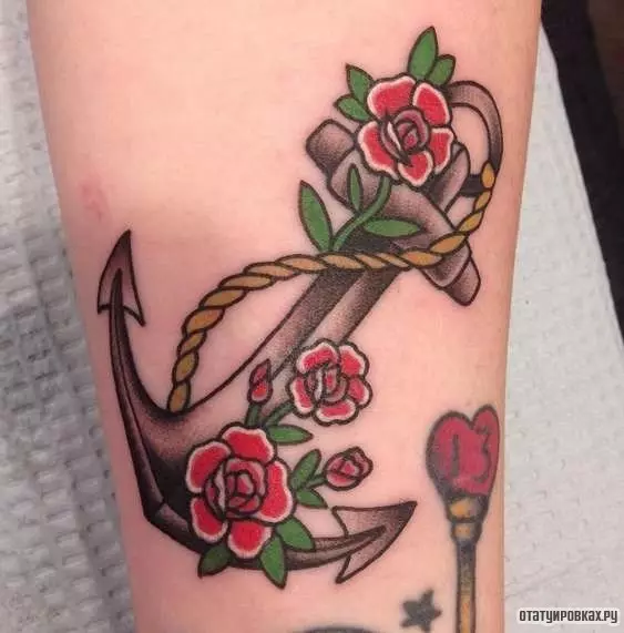 Anchor Tattoo: valè a nan tatoo ak desen, tatoo pou ti fi ak pou gason, tatoo sou men ak janm, sou dwèt la ak sou ponyèt la, sou pwatrin lan ak nan lòt zòn 14162_44