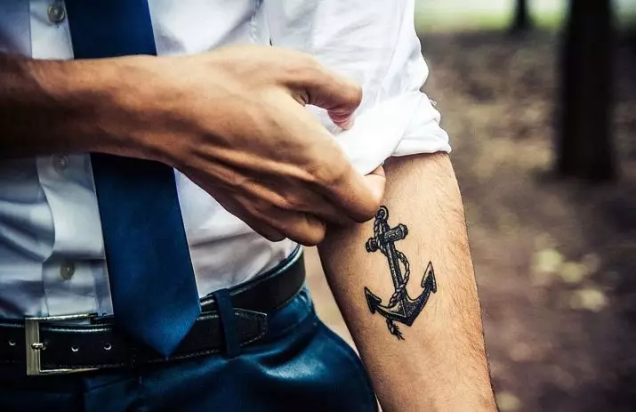 Anker Tattoo: Die waarde van tattoos en sketse, tatoo vir meisies en vir mans, tattoos op hand en been, op die vinger en op die pols, op die bors en in ander gebiede 14162_46