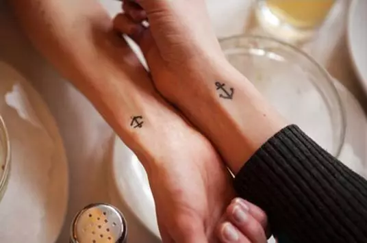 Anker Tattoo: Die waarde van tattoos en sketse, tatoo vir meisies en vir mans, tattoos op hand en been, op die vinger en op die pols, op die bors en in ander gebiede 14162_56