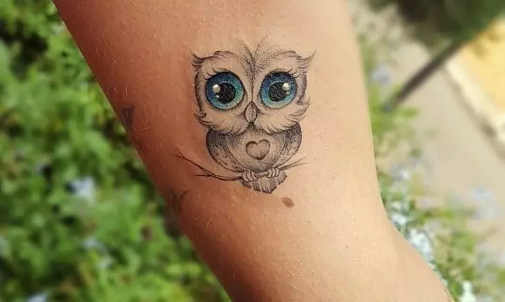 Tattoo ine owls yevasikana (48 photos): kukosha, ma tattoos paruoko uye ruoko, kumashure uye pagumbo uye mune dzimwe nzvimbo, mienzaniso yematanho 14164_10