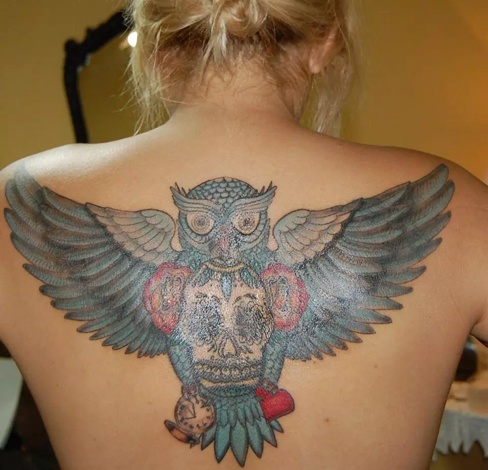 Τατουάζ με κουκουβάγιες για κορίτσια (48 φωτογραφίες): αξία, τατουάζ στο χέρι και στον καρπό, στο πίσω μέρος και στο πόδι, στο αντιβράχιο και σε άλλες περιοχές, παραδείγματα σκίτσων 14164_13