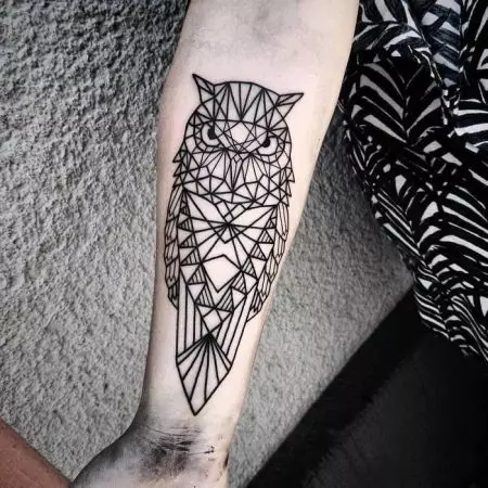 Tattoo ine owls yevasikana (48 photos): kukosha, ma tattoos paruoko uye ruoko, kumashure uye pagumbo uye mune dzimwe nzvimbo, mienzaniso yematanho 14164_21