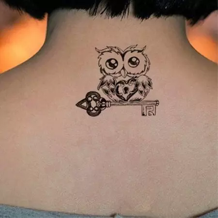 Tattoo ine owls yevasikana (48 photos): kukosha, ma tattoos paruoko uye ruoko, kumashure uye pagumbo uye mune dzimwe nzvimbo, mienzaniso yematanho 14164_22