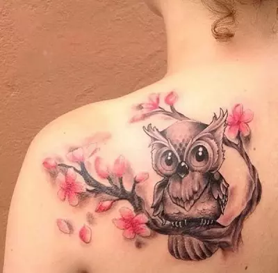 Tattoo ine owls yevasikana (48 photos): kukosha, ma tattoos paruoko uye ruoko, kumashure uye pagumbo uye mune dzimwe nzvimbo, mienzaniso yematanho 14164_42