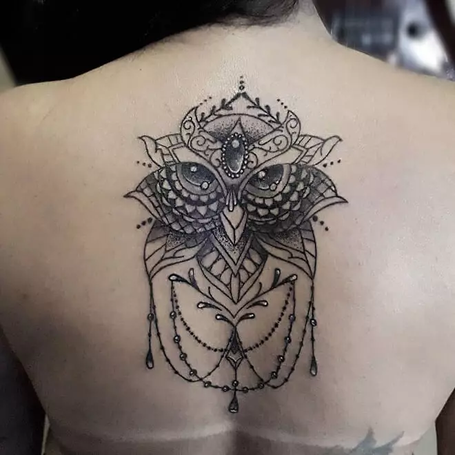 Tattoo ine owls yevasikana (48 photos): kukosha, ma tattoos paruoko uye ruoko, kumashure uye pagumbo uye mune dzimwe nzvimbo, mienzaniso yematanho 14164_9