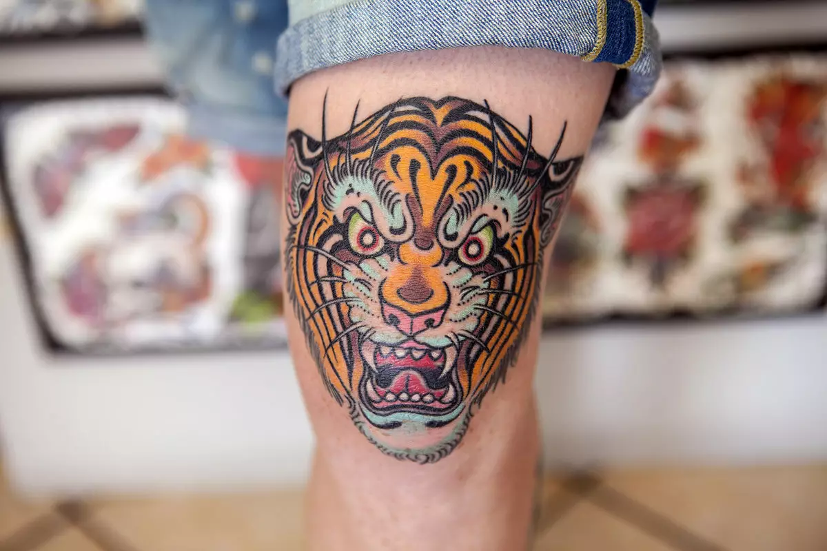 Tattoo koos tiigritega (44 fotot): visandid ja tätoveeringud, tätoveering õlale ja käele, rinnal ja tagaküljel ja harja peal, käsivarre ja teistes tsoonides